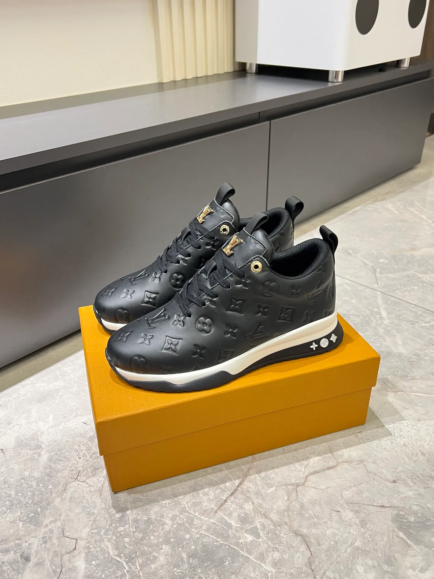 p520 "LOUI* VUITTO*" popular men's casual shoes, genuine development in Italy💯purchasing level quality✔️The upper is made of first-layer cowhide, comfortable and soft sheepskin feet⚡️Fashionable and versatile, the toe last shape is firm and full, and the soles are made from original LV molds and can be freely entered and exited the counter. Light and comfortable on the feet~Purely handmade, details determine quality! Size:39-44!